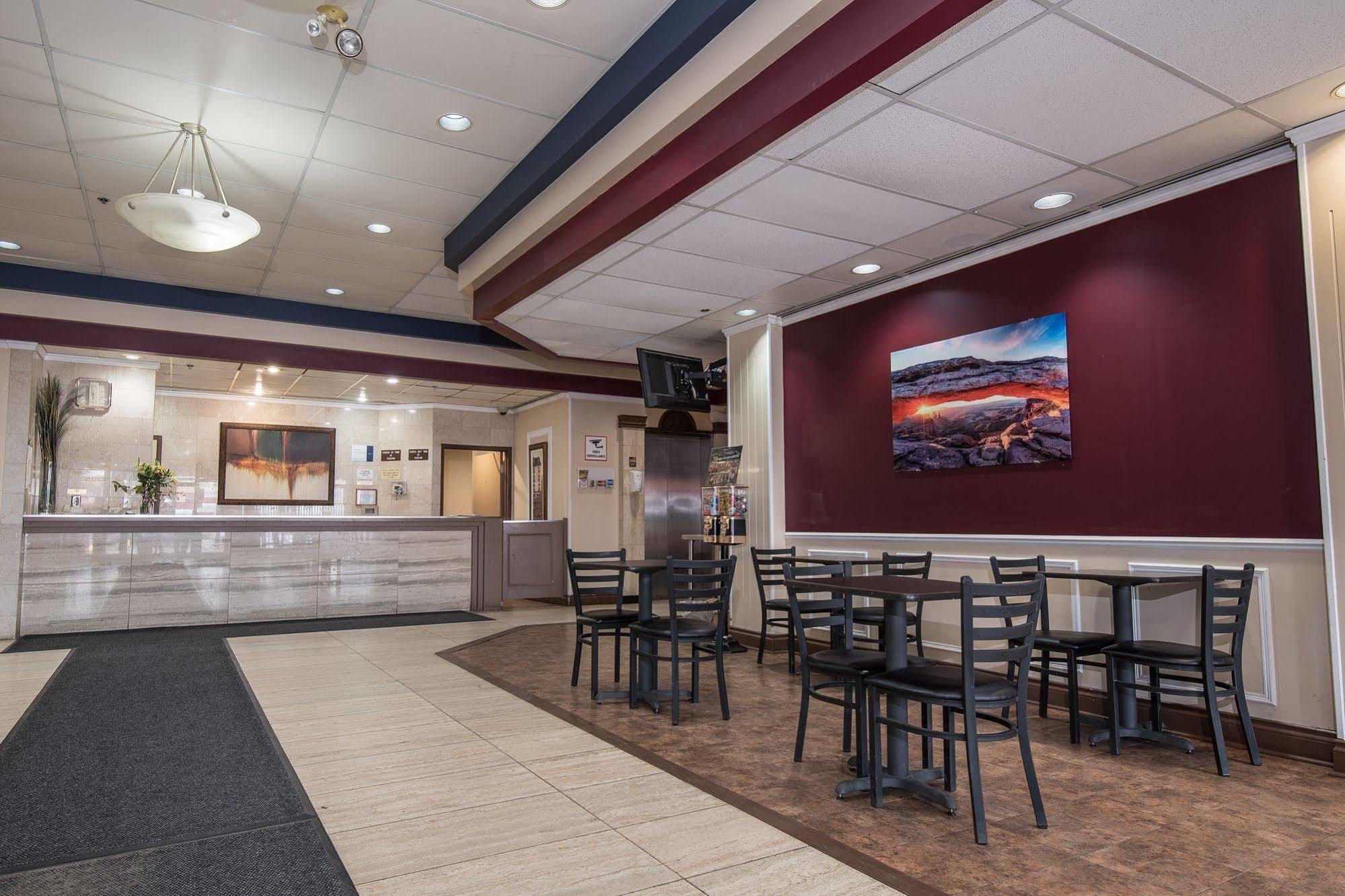 Argyll Plaza Hotel Edmonton Exterior photo