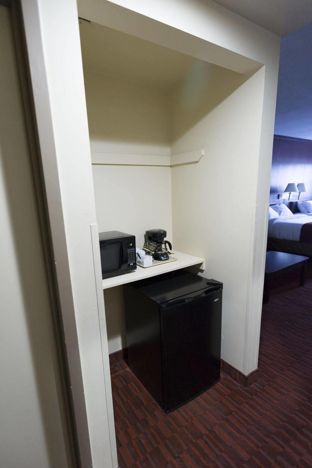 Argyll Plaza Hotel Edmonton Exterior photo